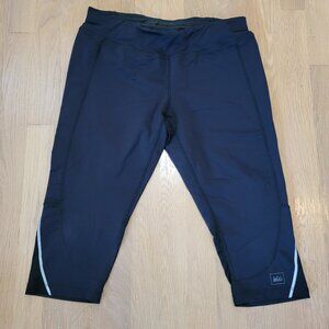REI Pants Womens Medium Black Tapered Capri Stetch Workout Yoga Back Pocket